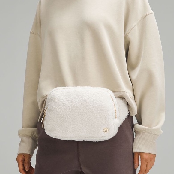 HP 12/26/24 NWT Lululemon Fleece Everywhere Belt Bag 2L in White Opal and Gold - Picture 5 of 10